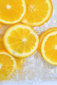 近距离观察橙色切片 以备柠檬汁背景 冷却甜味夏季饮料的纹理 玻璃墙上有大型泡沫热带液体宏观水果气泡食物橙子茶点口渴柠檬图片