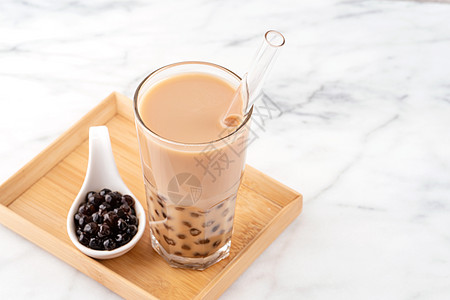 Tapioca珍珠球泡泡奶茶 广受欢迎的台湾饮料 在大理石白桌和木盘上用稻草喝杯酒 特写 复制空间珍珠餐厅杯子牛奶回收托盘木薯塑图片