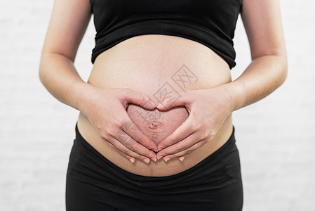 白种背景 有肚子心脏形状的孕妇 怀孕妇女概念 孕期妇女图片