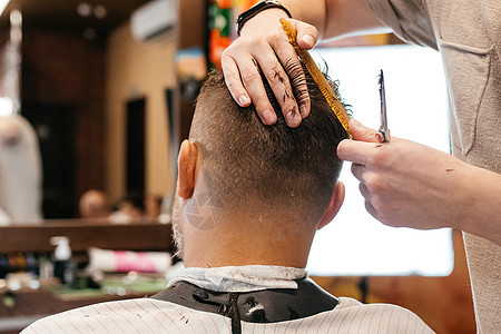 剪切的理发师用剪刀和梳子做发型和风格的剪裁视图顾客治疗店铺头发理发手指沙龙理发店客户男性图片