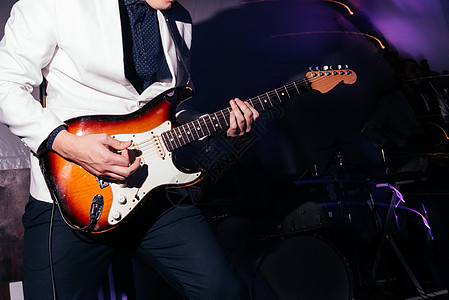 摇滚乐队演唱室排练 男音乐家在现场音乐会前弹贝斯吉他成人闲暇玩家细绳乐器展示低音独奏岩石娱乐图片