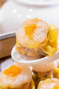 Siu Mai 点心 yum cha 之一 餐厅白色背景桌上的猪肉和虾蒸饺子 早餐 生活方式 特写文化汽船蒸汽篮子美食竹子筷子饮图片