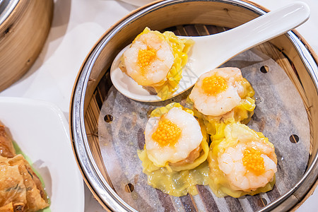 Siu Mai 点心 yum cha 之一 餐厅白色背景桌上的猪肉和虾蒸饺子 早餐 生活方式 特写筷子饮茶文化盘子蒸汽海鲜汽船竹图片