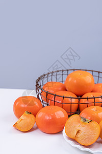 白色厨房桌边被孤立的白食堂 灰蓝背景 中国月球新年设计概念 收尾了 我们该如何做呢食物桌子橙子金属篮子节日盘子水果蓝色背景图片