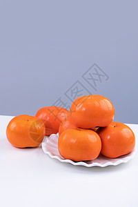 白色厨房桌边被孤立的白食堂 灰蓝背景 中国月球新年设计概念 收尾了 我们该如何做呢桌子金属食物盘子节日篮子蓝色橙子水果背景图片