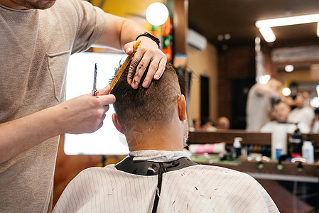 剪切的理发师用剪刀和梳子做发型和风格的剪裁视图治疗美发发型师美容师手指理发造型师头发职业顾客图片