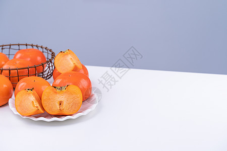 白色厨房桌边被孤立的白食堂 灰蓝背景 中国月球新年设计概念 收尾了 我们该如何做呢橙子蓝色食物金属桌子篮子水果盘子节日背景图片