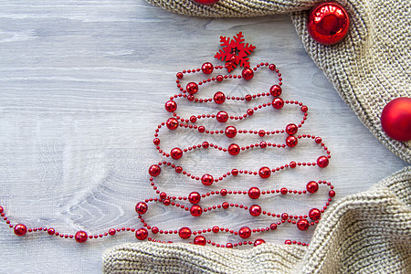 圣诞树由珠子和红雪花而不是星星制成 圣诞元素的布局风格雪花丝带红色季节礼物邀请函艺术横幅庆典背景图片
