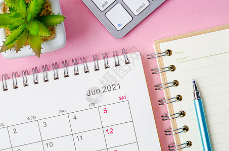 2021年6月的日历数字日程网格桌子植物备忘录计划日记办公室时间表墙高清图片素材