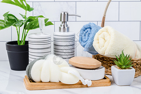 淋浴海绵 香草肥皂和洗发水泵瓶毛巾洗手间陶瓷牙刷柜台吸收植物石头梳子织物图片