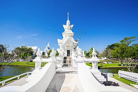 泰国白寺反射佛教徒工艺蓝色艺术雕像旅行天空旅游寺庙图片