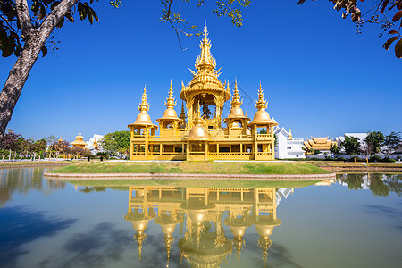 泰国或白殿的黄金塔传统艺术寺庙天空装饰品旅行装饰雕塑风格佛教徒图片