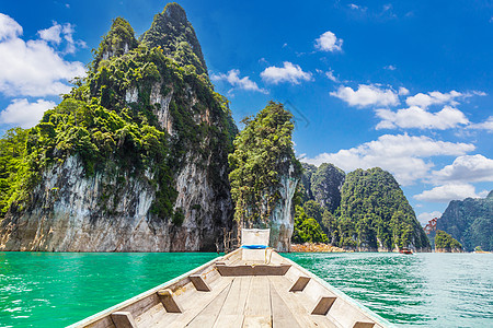泰国或Khao Sok国家公园湖上山丘的泰国传统长尾拖船闲暇天空风景旅行局域网岩石场景森林吸引力巡航图片