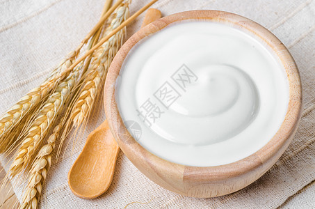 希腊酸奶在木碗和干麦玻璃奶油饮食奶制品重量香草美食牛奶勺子麦片图片
