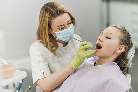 牙医办公室的女青少年图片