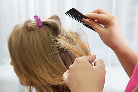 美容院客户发型的发理师美发女性剪刀职业理发造型师金发女士成人头发图片