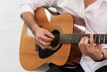 男人在白背景上弹吉他图片