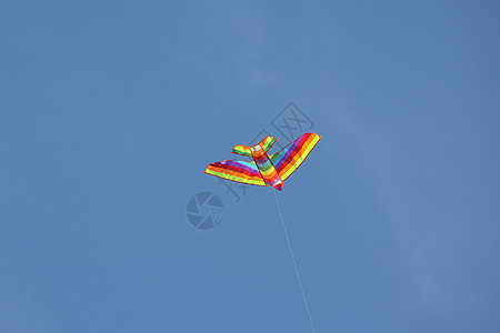 多彩风筝在蓝色天空中盘旋图片