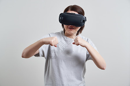 快乐的年轻女人在室内玩 VR 眼镜虚拟现实概念与年轻女孩玩耳机护目镜和复制空间游戏工具娱乐电子成人微笑模拟器享受展示女性图片