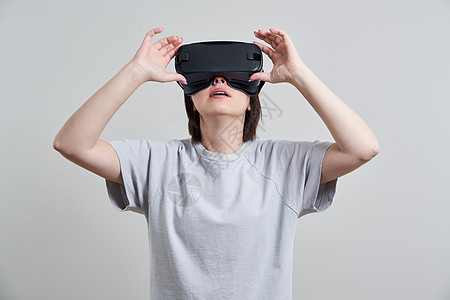 快乐的年轻女人在室内玩 VR 眼镜虚拟现实概念与年轻女孩玩耳机护目镜和复制空间视频享受微笑展示女性娱乐模拟女士模拟器乐趣图片