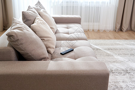 空的现代客厅内有沙发公寓装饰家居地毯财产休息室建筑学阁楼软垫长椅图片