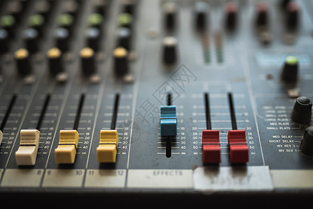 音频混音控制台中的按钮设备电子渠道混合器工作室安慰均衡器音乐木板推子桌子图片