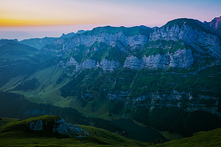 山中的日落 舍夫勒山脊瑞士阿尔卑斯山高山阿彭策尔内罗登瑞士 瑞士阿尔卑斯山雄伟舍夫勒峰的陡峭山脊小路岩石爬坡黄金倾斜草地观光旅行图片