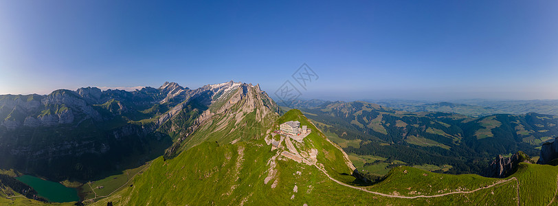 山脊瑞士 Alpstein 高山瑞士 瑞士阿彭策尔 Alpstein 山脉雄伟的 Schaefler 峰的陡峭山脊 雾覆盖着 S图片