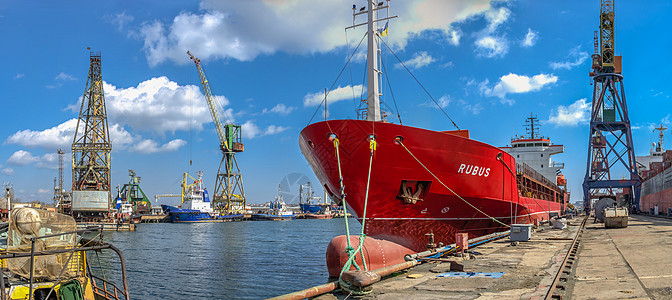 乌克兰造船厂码头的船舶 乌克兰绘画工作工人船厂检测晴天机械修理运输船运图片