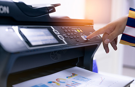 办公室工作人员在多功能激光打印机上打印纸张 办公室内的复印 打印 扫描和传真机 现代印刷技术 复印机 文件和文书工作 专业扫描仪图片