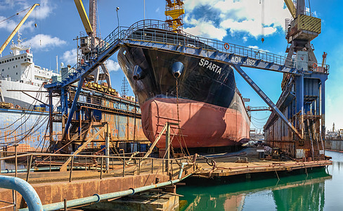 在船坞干码头的大型船舶造船电镀起重机船厂运输检测修理甲板机械工作图片