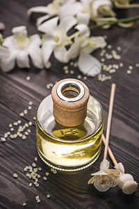 装饰品 几瓶必需的油和兰花玻璃疗法房间香水治疗健康温泉香气白色香味图片