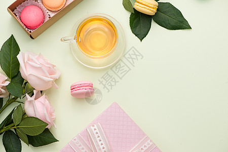 法国马卡龙 许多变异的甜甜玛卡龙 在餐桌上装满了粉红玫瑰花束的盒子里白色咖啡玫瑰甜点蛋糕饼干巧克力桌子花朵粉色图片