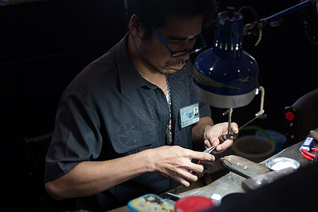 泰国珠宝商在一个讲习班上制作精美珠宝金子店铺质量工作当铺金匠宝石制造业男人手工图片