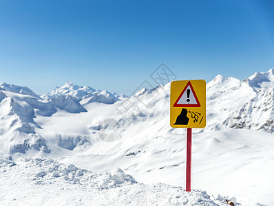 在美丽的山地风景中示警警告信号 信号警告着坠落的风险图片