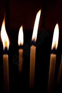 圣诞节背景上的蜡烛火 蜡烛在晚上燃烧纪念馆黄色死亡庆典宗教沉思烧伤辉光灯芯火焰图片