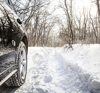 冬季驾车 下着大雪汽车车轮场景暴风雪运输旅行小路车辆交通危险图片