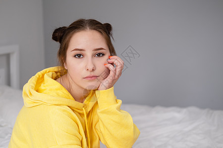 穿着黄连帽衫的迷人可爱年轻女子广告黄色女士快乐青少年背景图片