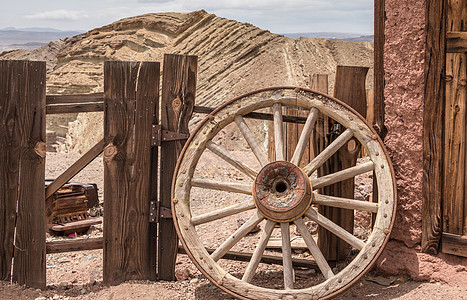 农场的旧车轮公园历史性印花布车辆荒野古董教练国家旅游沙漠图片