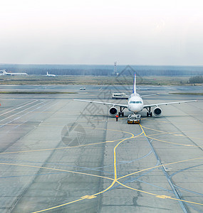 飞机泊车跑道引擎航空公司货物商业飞机场客机沥青男人飞行图片