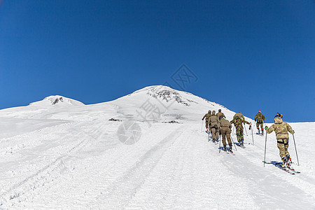 在山中奔驰 在山上旅行冒险蓝色旅游冰川登山者运动顶峰登山远足者假期图片