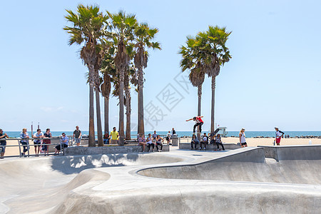 美国威尼斯2015 年 5 月 21 日 威尼斯海滩 加利福尼亚州滑板公园的溜冰者 威尼斯海滩是洛杉矶县最受欢迎的海滩之一建筑物图片