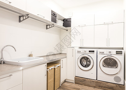 有洗衣机的洗衣房在现代房子里垫圈橱柜地面财产阻碍建筑学摄影洗衣店房间衣服图片