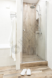 洗澡时用木制瓷砖在浴室里散步公寓龙头地面浴缸长袍拖鞋洗澡浴衣木头淋浴图片