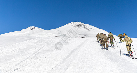 在山中奔驰 在山上旅行冒险团体顶峰天空登山远足假期登山者旅游运动图片