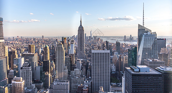 美国纽约2019年5月17日 纽约市曼哈顿市中心航空全景 当天有摩天大楼和蓝天帝国天空建筑学建筑旅行场景蓝色办公室街道日落图片