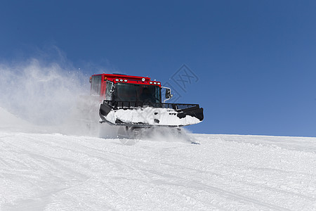 山上高山坡上的雪猫运动滑雪天空拖拉机运输机器季节场景推土机美容师图片
