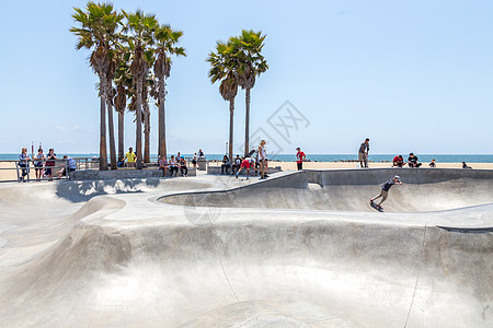 美国威尼斯2015 年 5 月 21 日 威尼斯海滩 加利福尼亚州滑板公园的溜冰者 威尼斯海滩是洛杉矶县最受欢迎的海滩之一娱乐滑图片