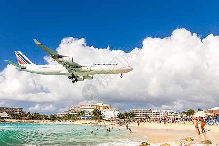 2016 年 12 月 13 日 一架商用飞机接近朱莉安娜公主机场 在 Maho 海滩旁观的观众上方支撑海洋旅游客机航班喷射社论图片