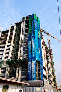 正在兴建的高楼大楼工作起重机建筑商业天空城市蓝色脚手架工程图片